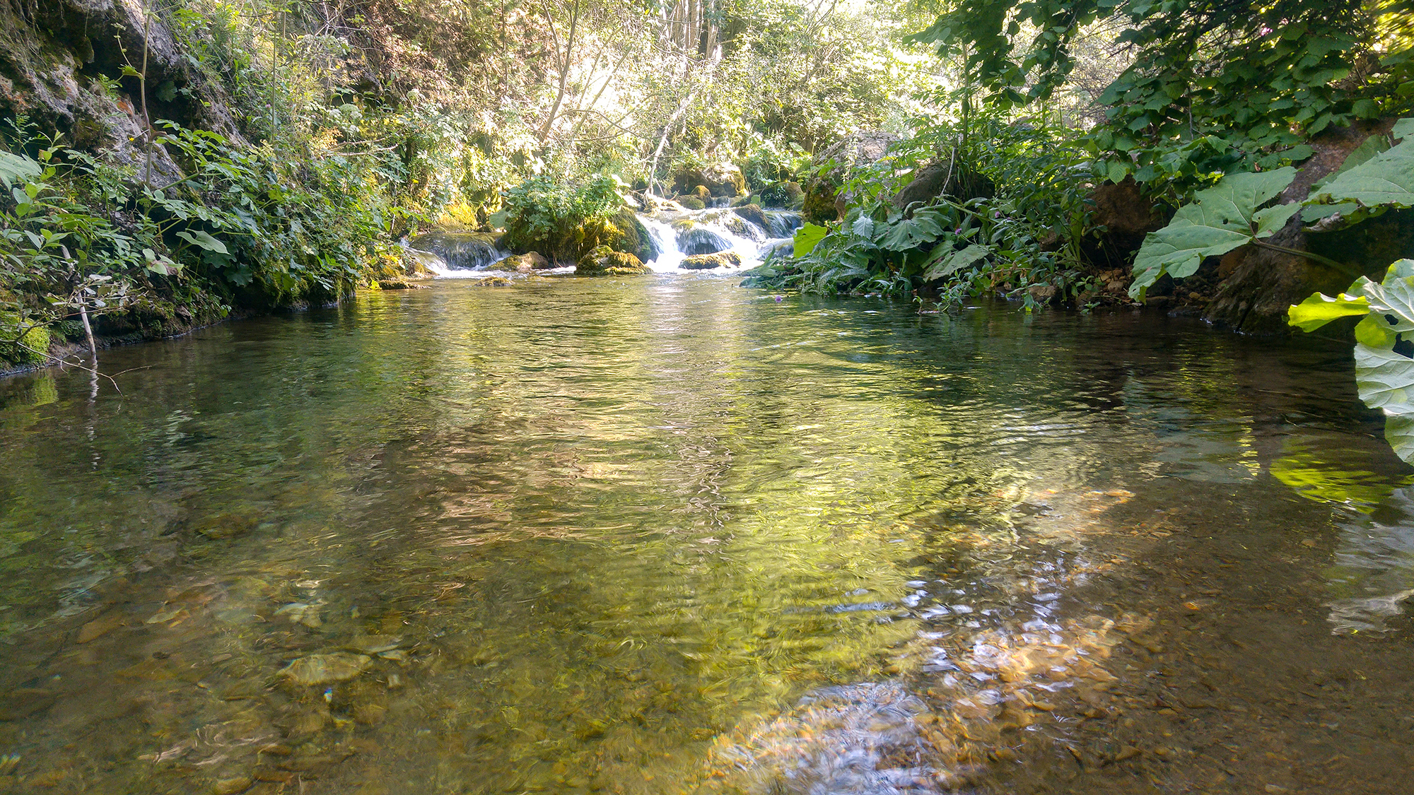 Dipsiz Göl Şelalesi