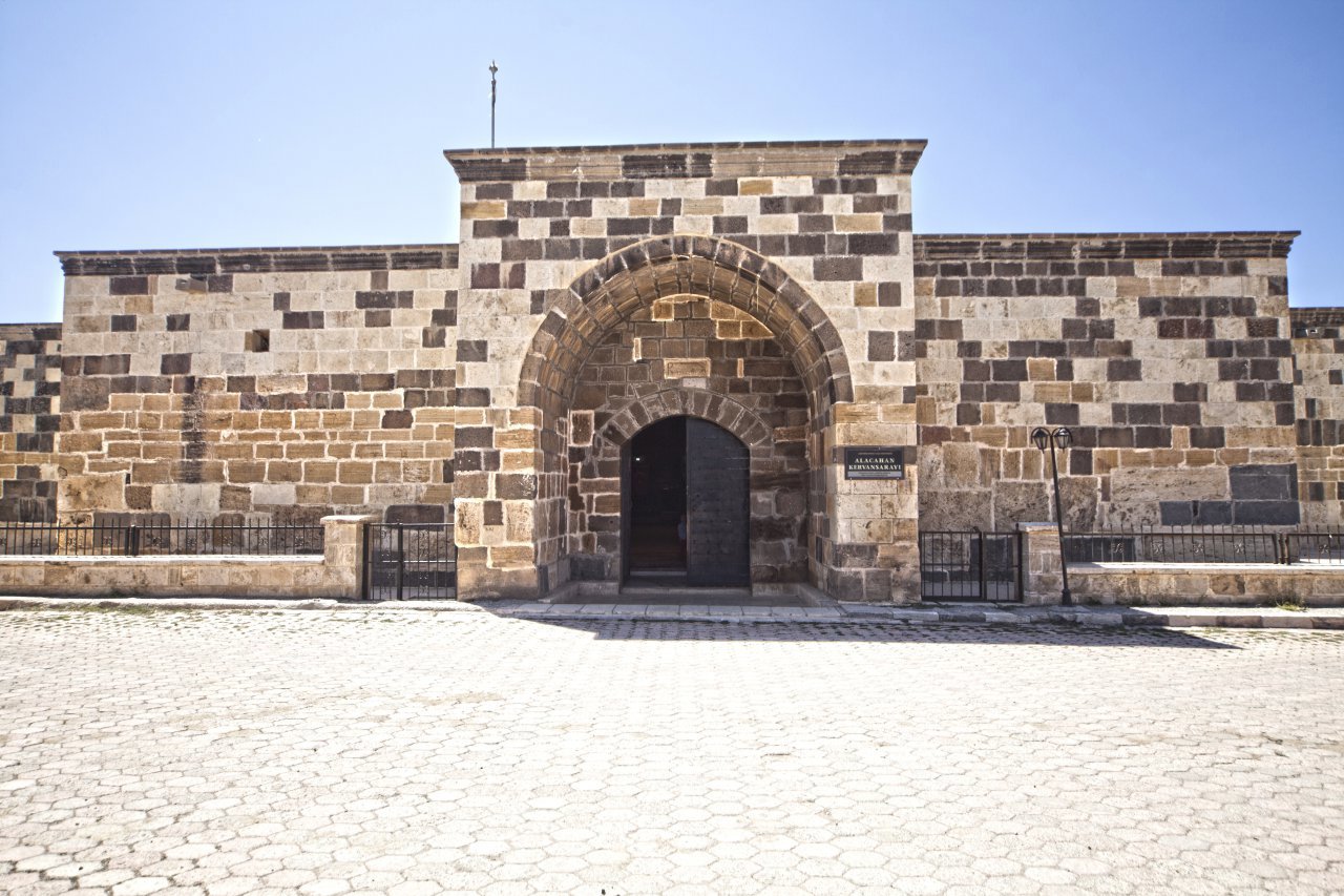 Alacahan Kervansarayı
