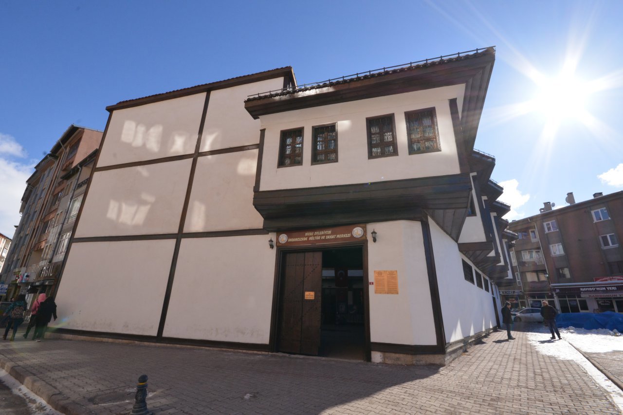 Çorapçı Hanı (İhramcızade Hakkı Toprak Kültür Merkezi)