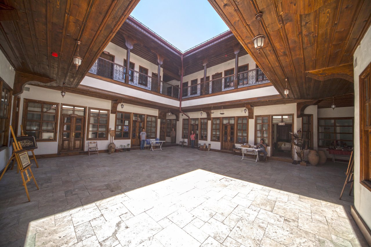 Çorapçı Hanı (İhramcızade Hakkı Toprak Kültür Merkezi)