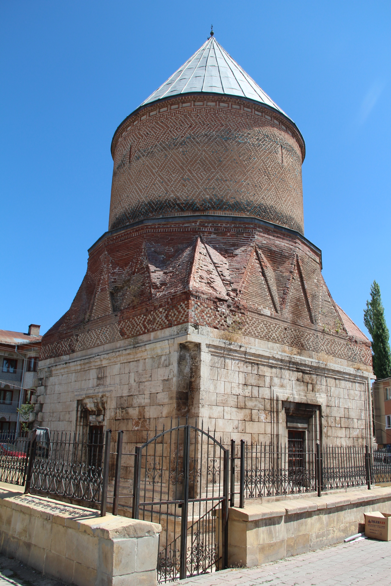 Güdük Minare (Şeyh Hasan Türbesi)