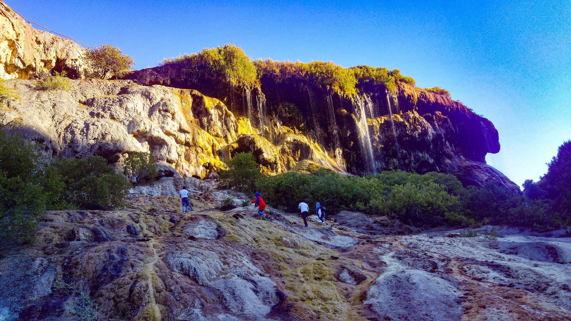 Dipsiz Göl Şelalesi