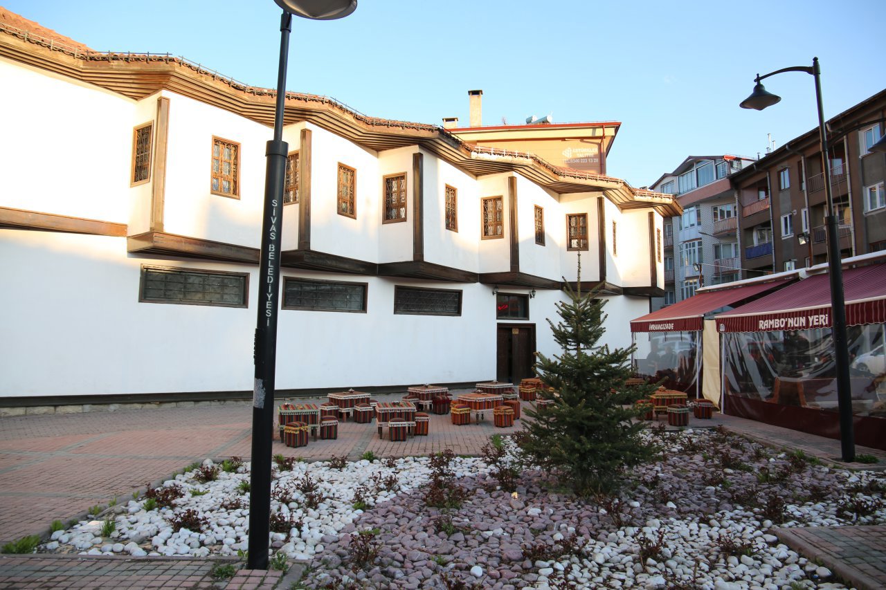 Çorapçı Hanı (İhramcızade Hakkı Toprak Kültür Merkezi)