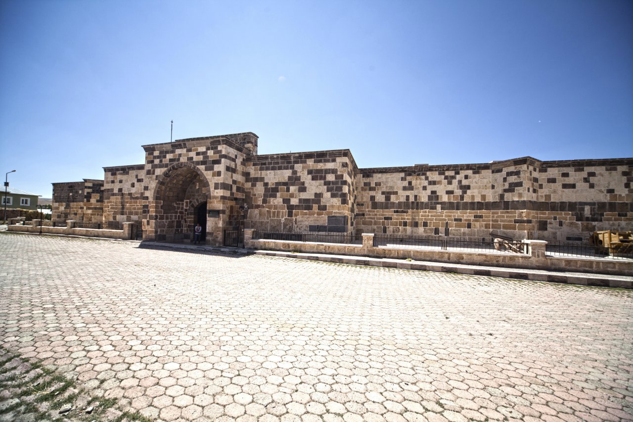 Alacahan Kervansarayı