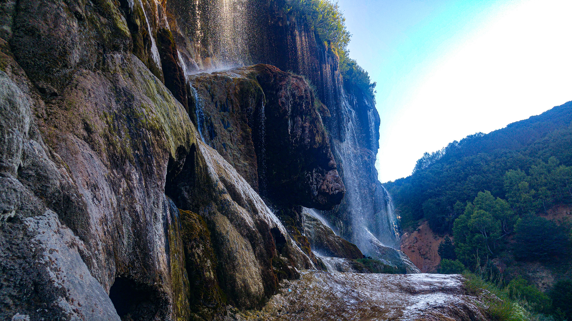 Dipsiz Göl Şelalesi