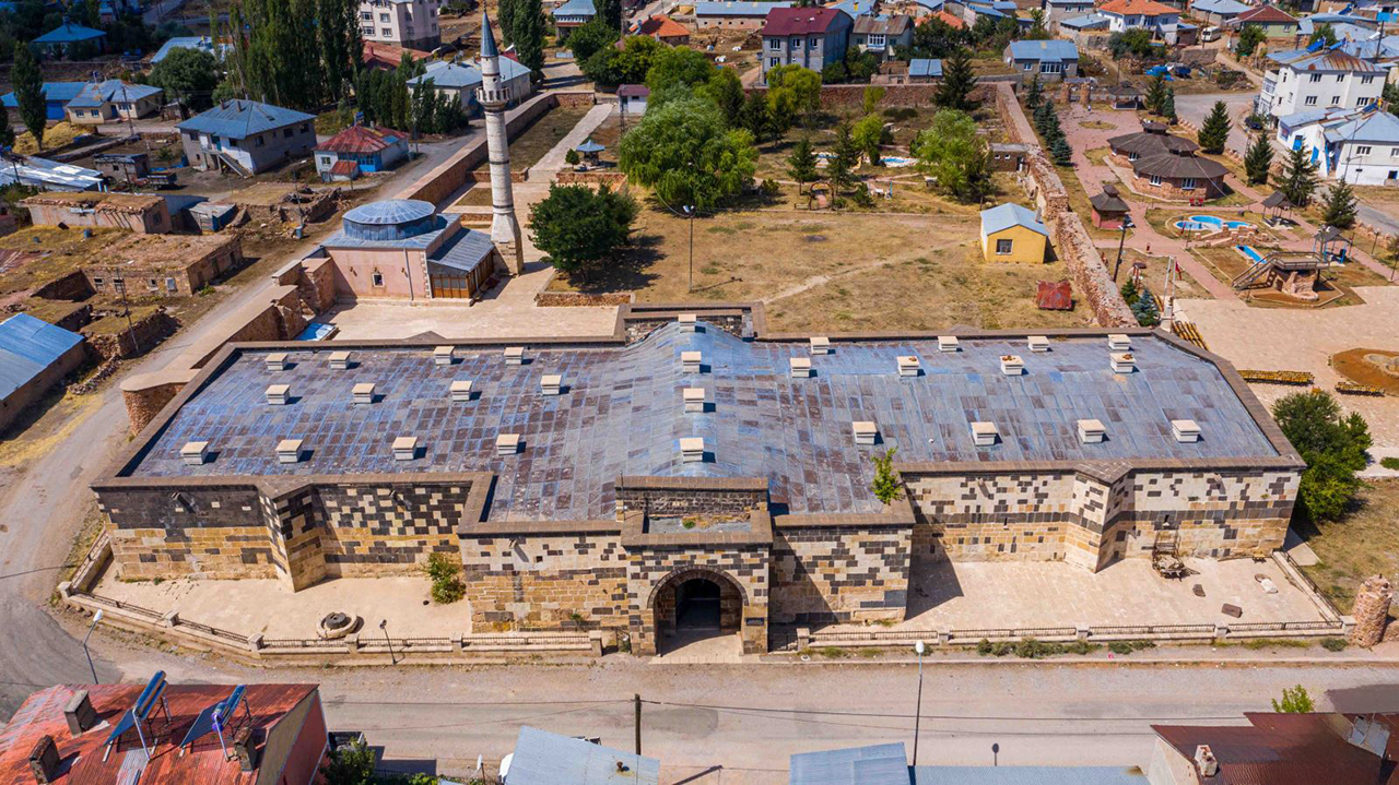 Alacahan Kervansarayı